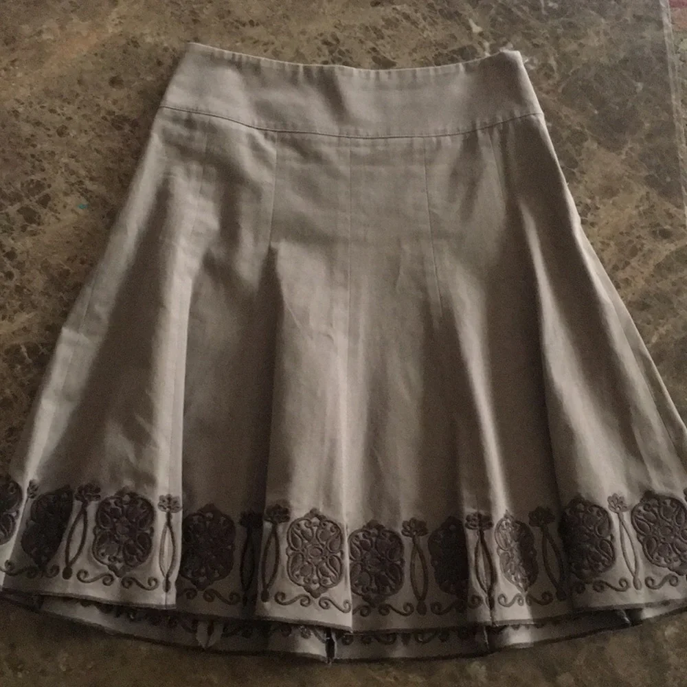 Ann‎ Taylor skirt brown size 4 * embroidery style